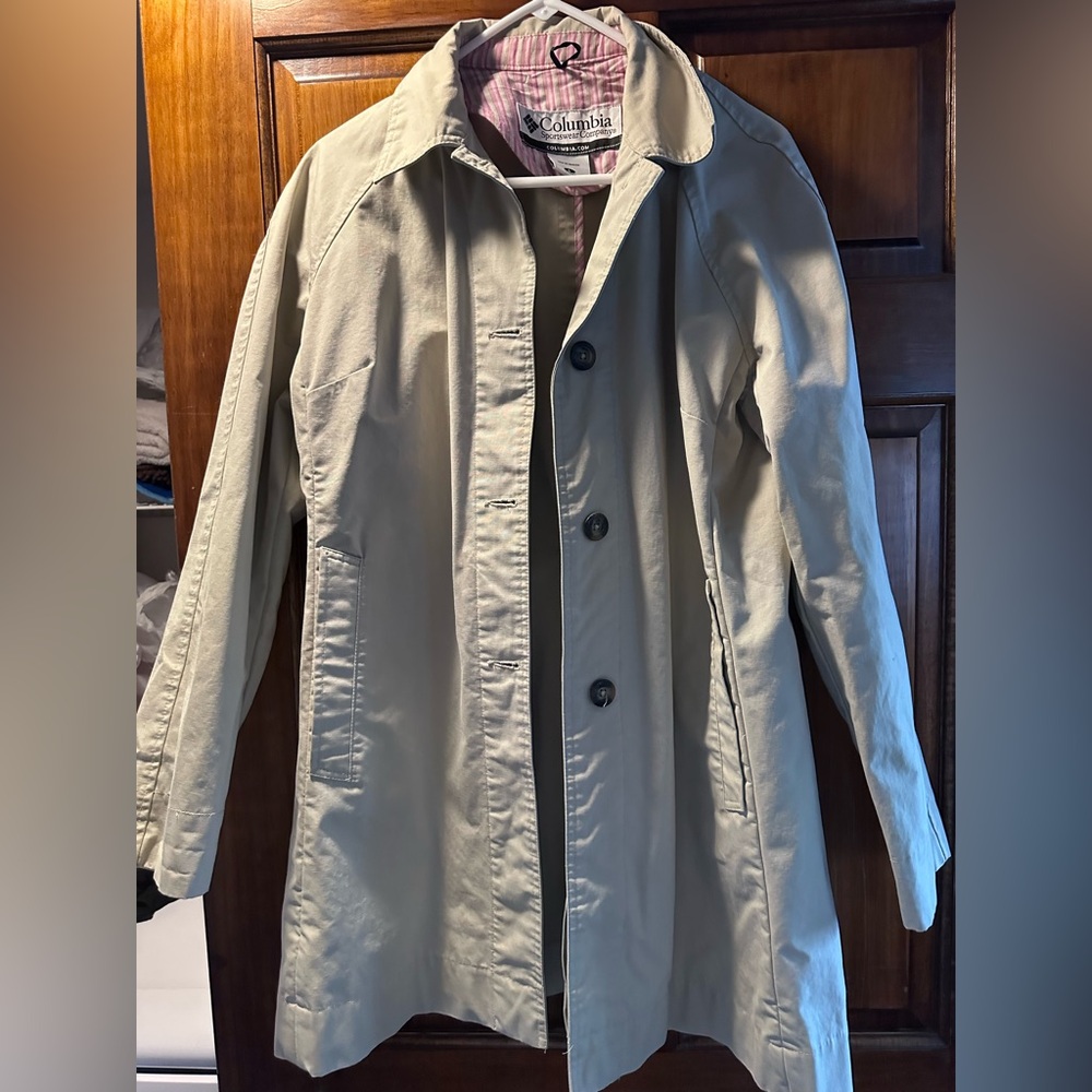 Woman’s Columbia Trenchcoat
Size L